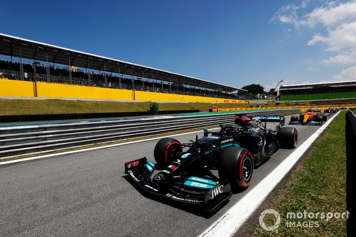 Lewis Hamilton, Mercedes W12, se dirige a la parrilla