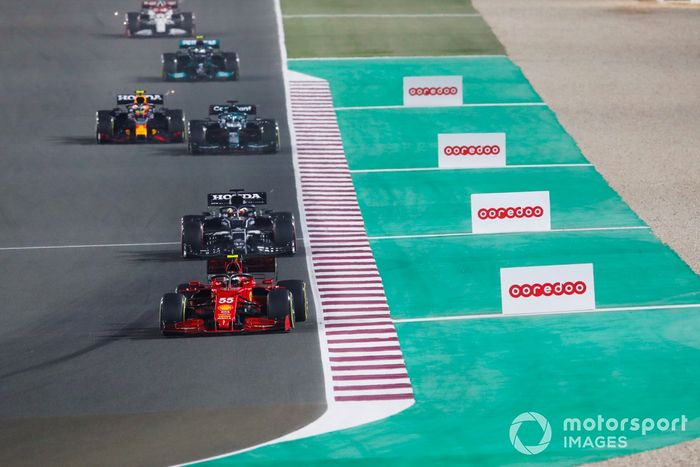 Carlos Sainz Jr, Ferrari SF21, Yuki Tsunoda, AlphaTauri AT02, Lance Stroll, Aston Martin AMR21, y Sergio Pérez, Red Bull Racing RB16B