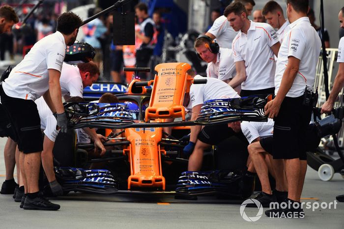 Cambio de morro coche Fernando Alonso, McLaren MCL33 