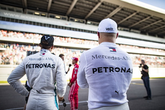 Pole sitter Valtteri Bottas, Mercedes AMG F1, en Lewis Hamilton, Mercedes AMG F1, Sebastian Vettel, Ferrari
