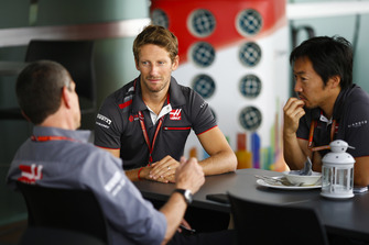 Romain Grosjean, Haas F1 Team, parla con Guenther Steiner, Team Principal, Haas F1 Team
