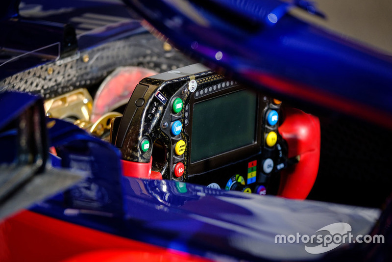 Detalle del volante del Toro Rosso STR13