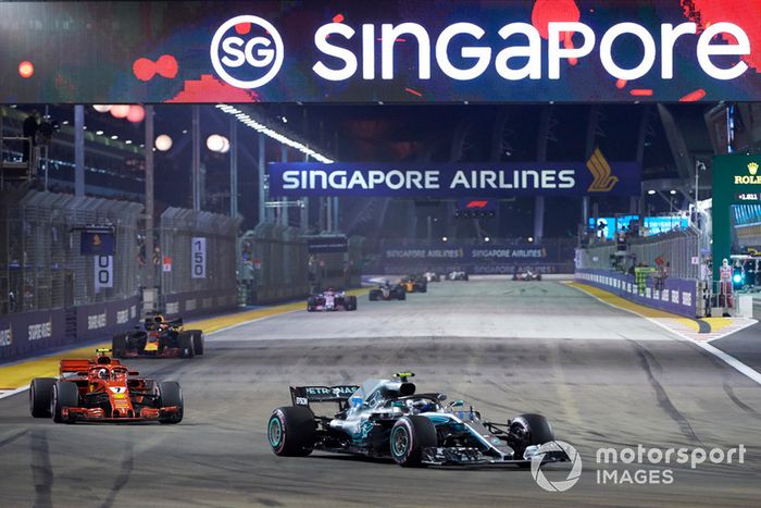 Valtteri Bottas, Mercedes AMG F1 W09 EQ Power+, Kimi Raikkonen, Ferrari SF71H, y Daniel Ricciardo, Red Bull Racing RB14