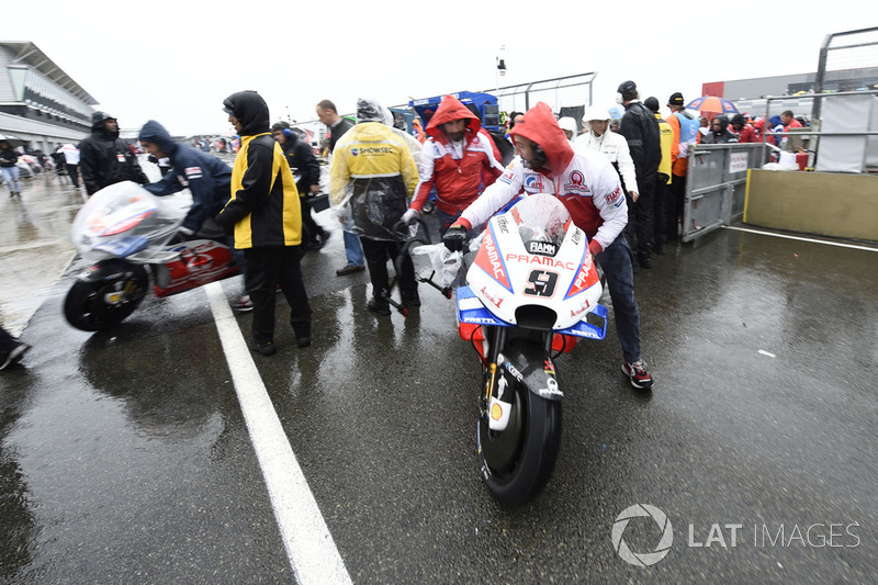 Motos empujadas fuera de la parrilla