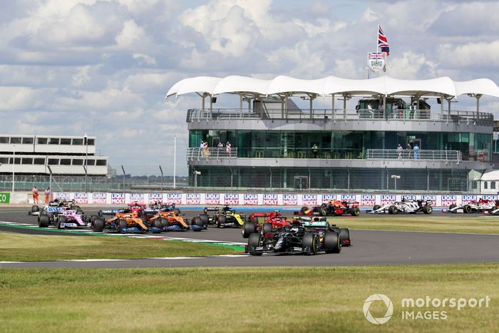 Valtteri Bottas, Mercedes F1 W11, Max Verstappen, Red Bull Racing RB16 al inicio