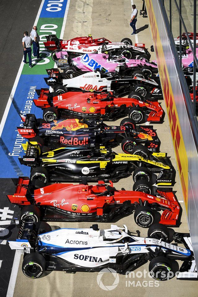Los monoplazas de George Russell, Williams FW43, Sebastian Vettel, Ferrari SF1000, Daniel Ricciardo, Renault F1 Team R.S.20, Max Verstappen, Red Bull Racing RB16, Charles Leclerc, Ferrari SF1000, Romain Grosjean, Haas VF-20, Lance Stroll, Racing Point RP20, Antonio Giovinazzi, Alfa Romeo Racing C39, en Parc Ferme