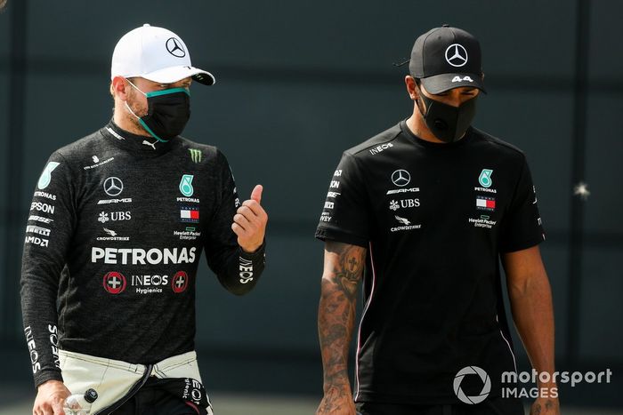 Ganador de la pole Valtteri Bottas, Mercedes AMG F1 y segundo puesto Lewis Hamilton, Mercedes AMG F1, en Parc Ferme