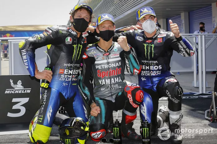 Ganador de la carrera Fabio Quartararo, Petronas Yamaha SRT, segundo lugar Maverick Viñales, Yamaha Factory Racing, tercer lugar Valentino Rossi, Yamaha Factory Racing