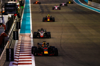 Daniel Ricciardo, Red Bull Racing RB14, voor Romain Grosjean, Haas F1 Team VF-18, en Max Verstappen, Red Bull Racing RB14