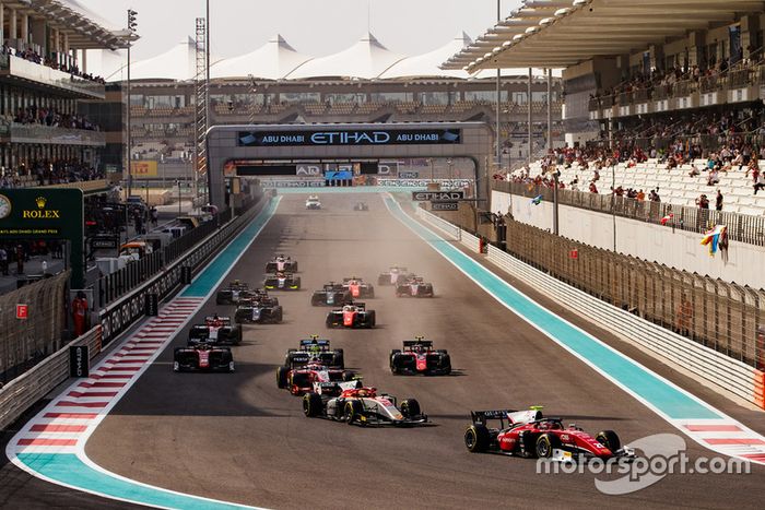 Antonio Fuoco, Charouz Racing System, lidera Roberto Merhi, Campos Racing y el resto del campo al inicio de la carrera.
