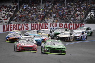 Kurt Busch, Stewart-Haas Racing, Ford Fusion Haas Automation/Monster Energy and Kyle Larson, Chip Ganassi Racing, Chevrolet Camaro Clover/First Data