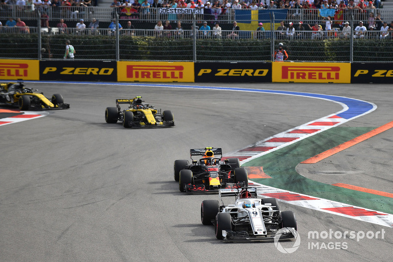Marcus Ericsson, Sauber C37, Max Verstappen, Red Bull Racing RB14 y Carlos Sainz Jr., Renault Sport F1 Team R.S. 18