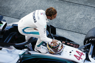 Lewis Hamilton, Mercedes AMG F1 W09, célèbre la victoire