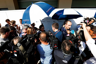 Robert Kubica, Williams Racing, e Claire Williams, Vice Team Principal, Williams Racing, parlano con la stampa