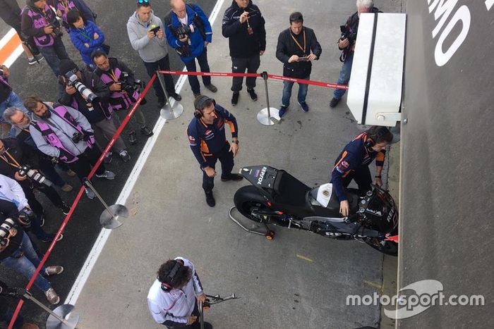 Mecánicos del Repsol Honda preparan las motos de Marc Márquez