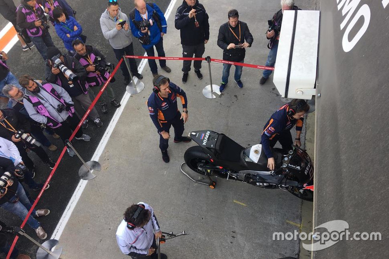 I meccanici Repsol Honda preparano le moto di Marc Márquez
