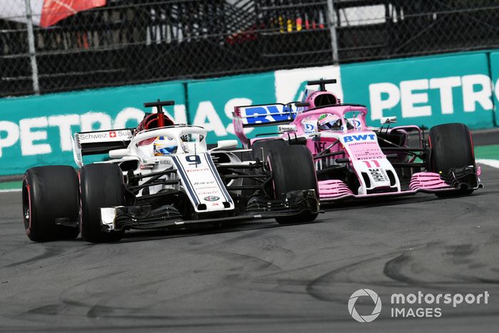 Marcus Ericsson, Sauber C37 y Sergio Perez, Racing Point Force India VJM11