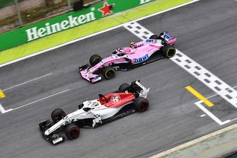 Marcus Ericsson, Sauber C37 en Esteban Ocon, Racing Point Force India VJM11