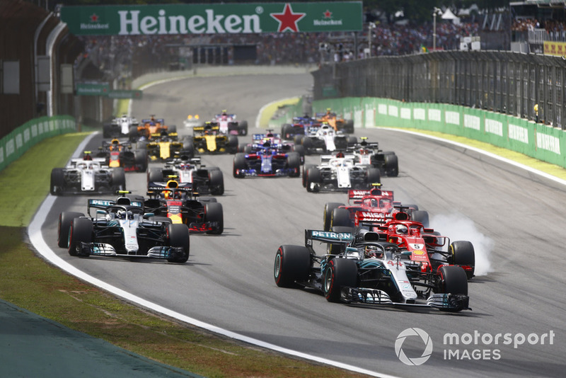 Lewis Hamilton, Mercedes AMG F1 W09, lidera a Sebastian Vettel, Ferrari SF71H, Valtteri Bottas, Mercedes AMG F1 W09, Kimi Raikkonen, Ferrari SF71H, Max Verstappen, Red Bull Racing RB14 Tag Heuer, y el resto