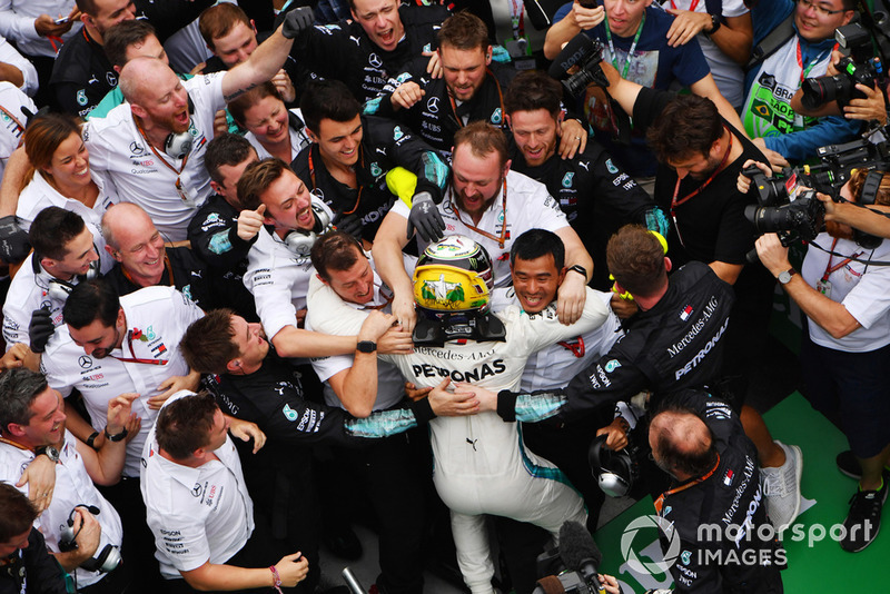 Lewis Hamilton, Mercedes AMG F1, festeggia nel parco chiuso con i suoi meccanici