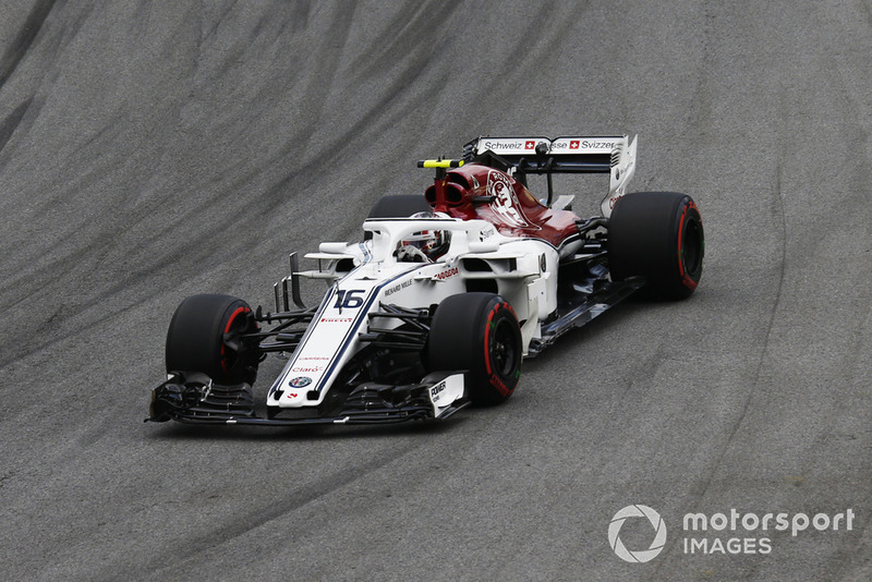 Leclerc se queda en pista sin importarle la lluvia y lograr entrar en la Q3