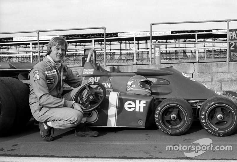 Ronnie Peterson con el Tyrrell P34 de seis ruedas