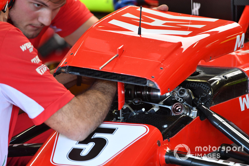 Meccanici Ferrari al lavoro sulla sospensione anteriore della Ferrari SF-71H