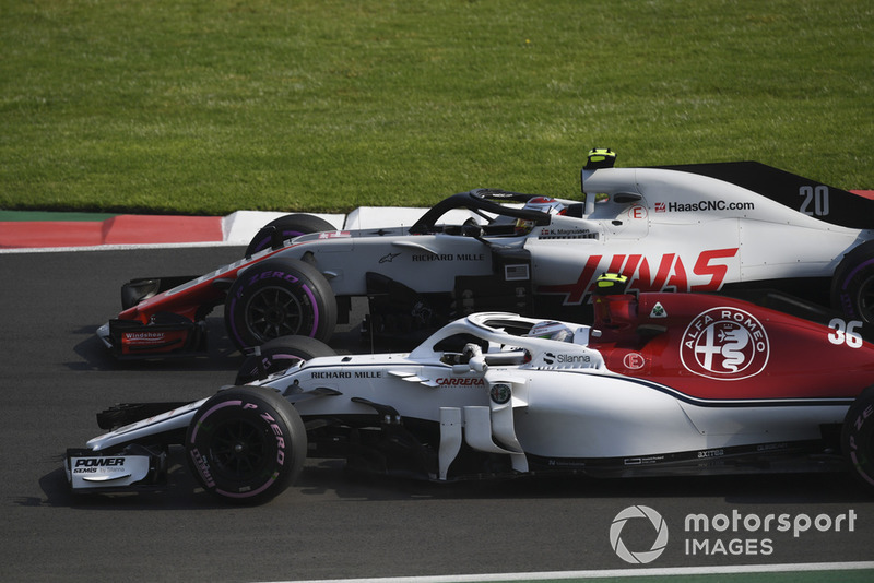 Antonio Giovinazzi, Sauber C37, Kevin Magnussen, Haas F1 Team VF-18