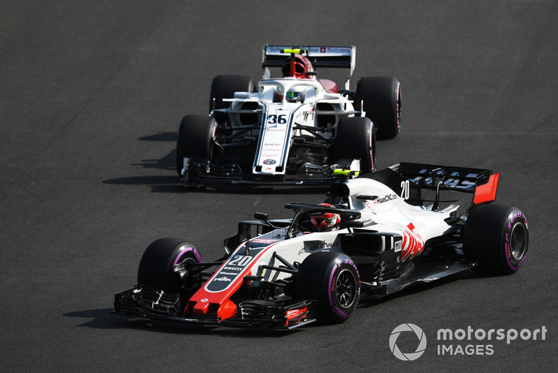 Kevin Magnussen, Haas F1 Team VF-18 et Antonio Giovinazzi, Sauber C37 battle