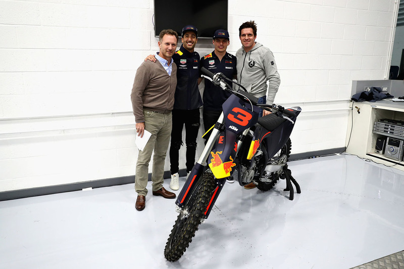 Daniel Ricciardo, Red Bull Racing, Red Bull Racing teambaas Christian Horner, Max Verstappen, Red Bull Racing en Dougie Lampkin poseren voor een foto met de KTM-crossmotor