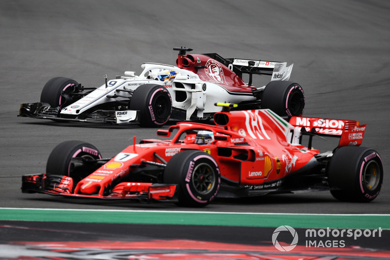 Marcus Ericsson, Sauber C37 dan Kimi Raikkonen, Ferrari SF71H