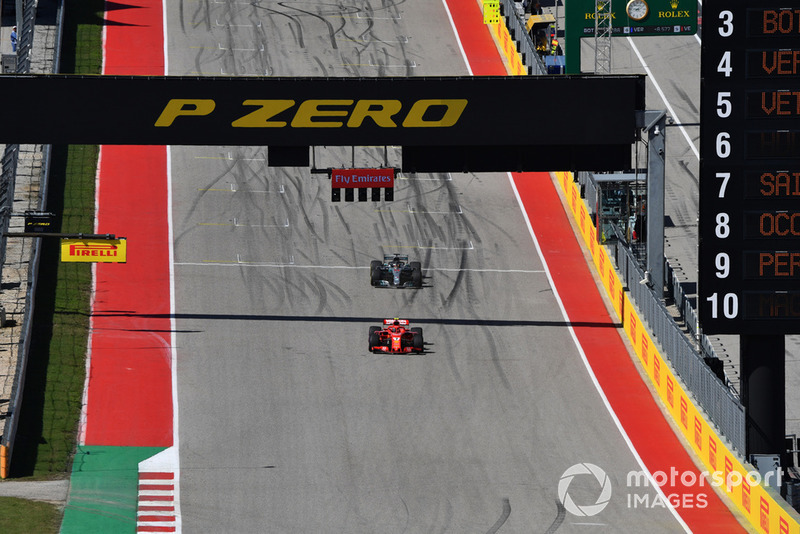 Kimi Raikkonen, Ferrari SF71H y Lewis Hamilton, Mercedes AMG F1 W09 EQ Power+
