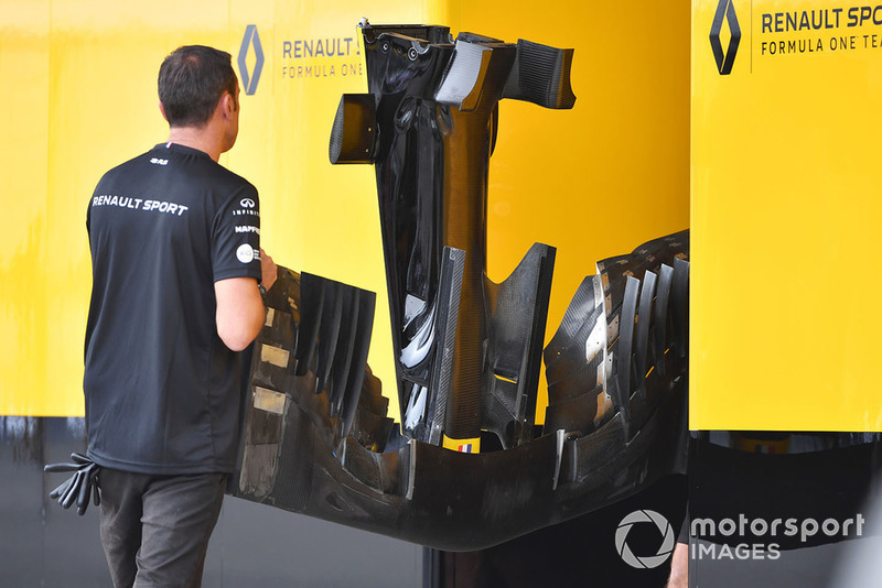 Renault Sport F1 Team szerelői a Renault Sport F1 Team R.S. 18 orrkúpjával és első szárnyával