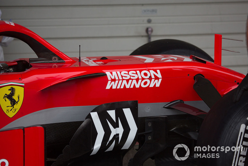 Кокпіт Ferrari SF71H з новою лівреєю