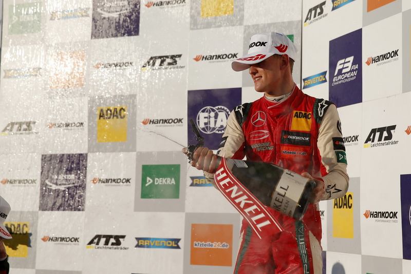 Podio: Campeón Mick Schumacher, PREMA Theodore Racing Dallara F317 - Mercedes-Benz