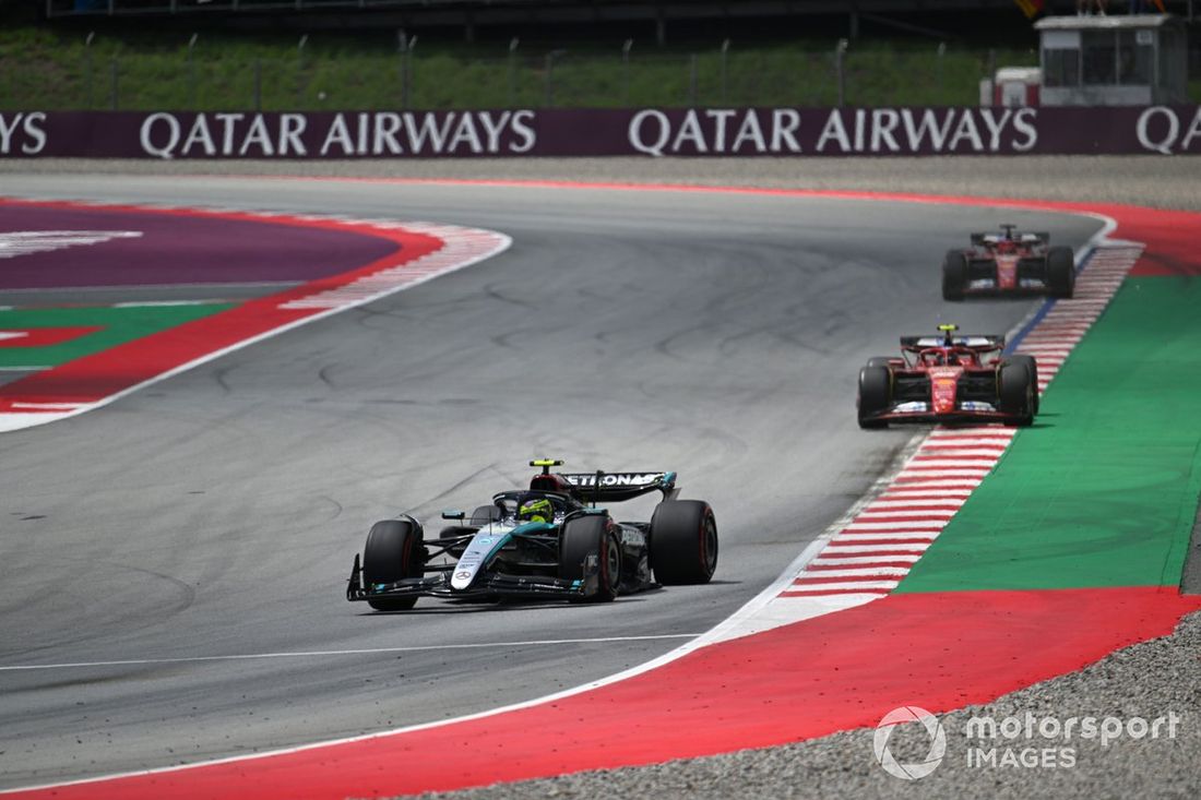 Lewis Hamilton, Mercedes F1 W15, Carlos Sainz, Ferrari SF-24, Charles Leclerc, Ferrari SF-24