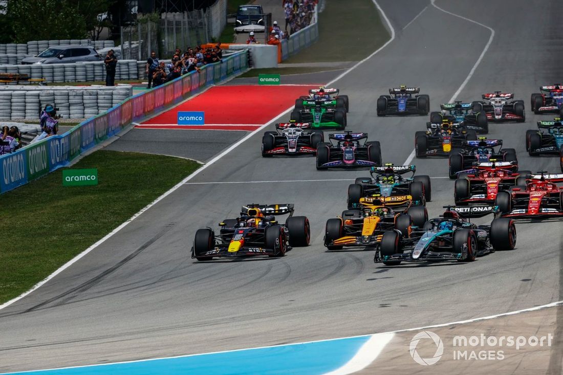 George Russell, Mercedes F1 W15, Lando Norris, McLaren MCL38, Max Verstappen, Red Bull Racing RB20, Charles Leclerc, Ferrari SF-24, Carlos Sainz, Ferrari SF-24, Lewis Hamilton, Mercedes F1 W15, el resto de la parrilla en la salida.