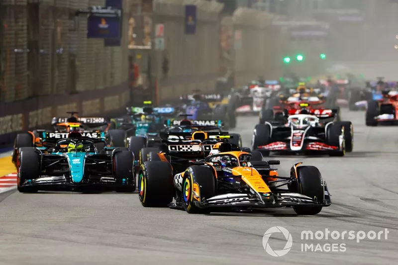 Lando Norris, McLaren MCL38, Max Verstappen, Red Bull Racing RB20, Lewis Hamilton, Mercedes F1 W15, George Russell, Mercedes F1 W15, le reste du peloton au départ.