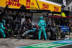 George Russell, Mercedes F1 W15, hace una parada en boxes