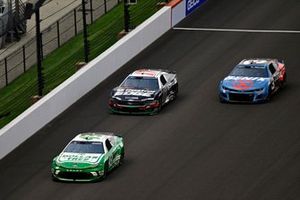 Erik Jones, LEGACY MOTOR CLUB, Dollar Tree Toyota Camry y Chris Buescher, RFK Racing, Castrol Edge Ford Mustang