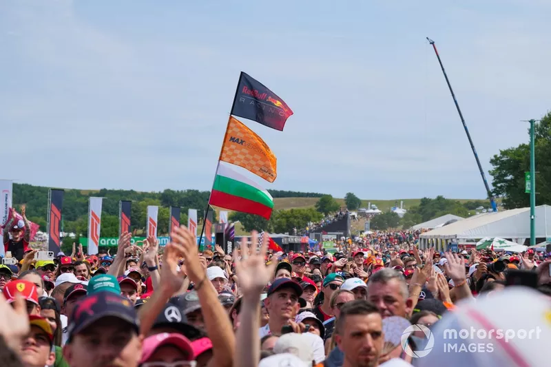 Les fans regardent Kevin Magnussen, Haas F1 Team, Nico Hulkenberg, Haas F1 Team, sur scène