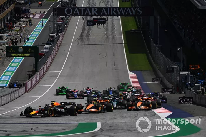 Max Verstappen, Red Bull Racing RB20, Lando Norris, McLaren MCL38, Oscar Piastri, McLaren MCL38, el resto de la parrilla en la salida del Sprint.