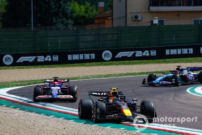 Sergio Pérez, Red Bull Racing RB20, Daniel Ricciardo, RB F1 Team VCARB 01, Esteban Ocon, Alpine A524