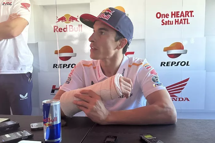 Marc Márquez, Respol Honda con un vendaje en su brazo 