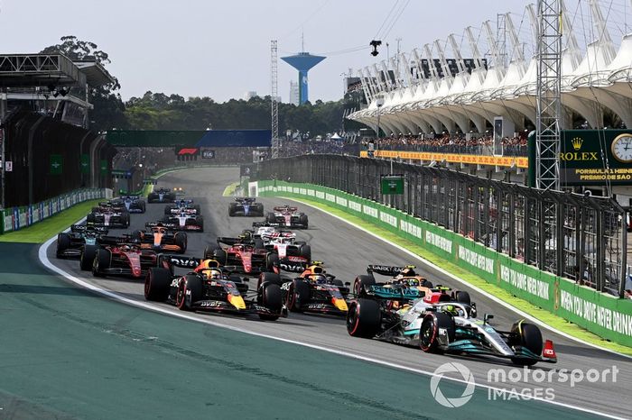 Lewis Hamilton, Mercedes W13, Max Verstappen, Red Bull Racing RB18, Sergio Pérez, Red Bull Racing RB18, Charles Leclerc, Ferrari F1-75, Lando Norris, McLaren MCL36, el resto en la salida