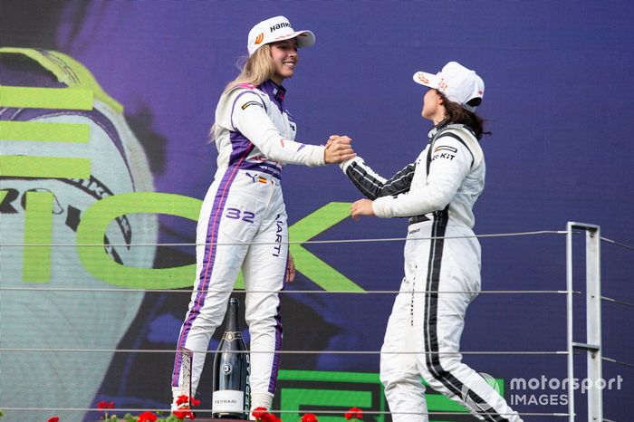 Podio: segundo lugar Alice Powell, ganadora Jamie Chadwick