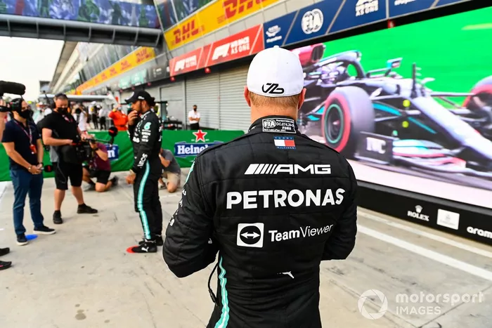 Ganador del primer puesto Valtteri Bottas, Mercedes espera mientras Lewis Hamilton, Mercedes, es entrevistado