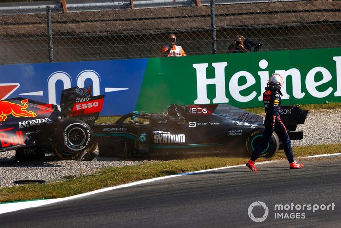 Max Verstappen, Red Bull Racing, se aleja tras chocar con Lewis Hamilton, Mercedes