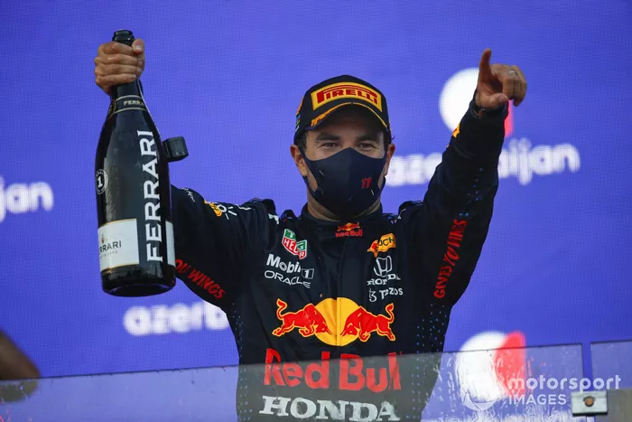 Podio: ganador de la carrera Sergio Pérez, Red Bull Racing