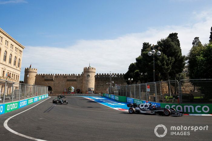 Yuki Tsunoda, AlphaTauri AT02, Sebastian Vettel, Aston Martin AMR21